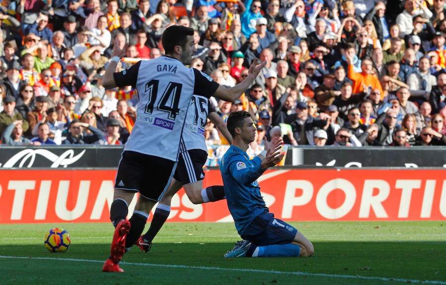 El Real Madrid venció a domicilio por 1-4 al Valencia en Mestalla en la jornada 21 del campeonato liguero. Cristiano anotó un doblete de penalti y Mina recortó distancias pero los goles de Marcelo y Kroos terminaron por dar la victoria al cuadro blanco.