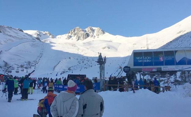 Momento del cierre de las pistas, este sábado.