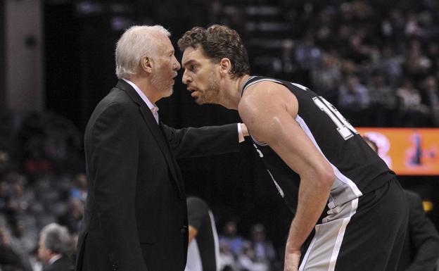 Pau Gasol habla con su entrenador, Gregg Popovich. 