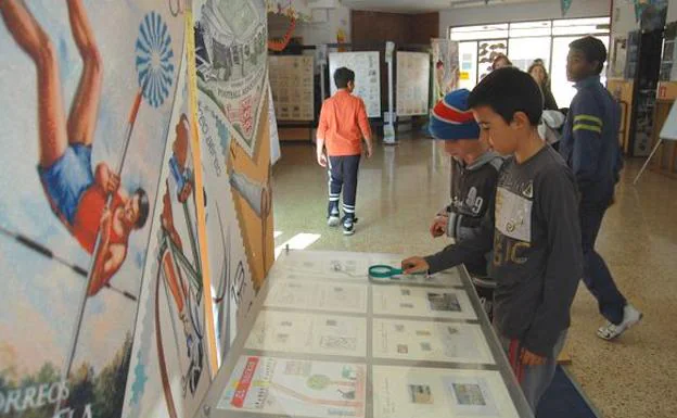 La exposición infantil 'El Mundo de los Sellos' de Correos repite su éxito entre los escolares de Astorga