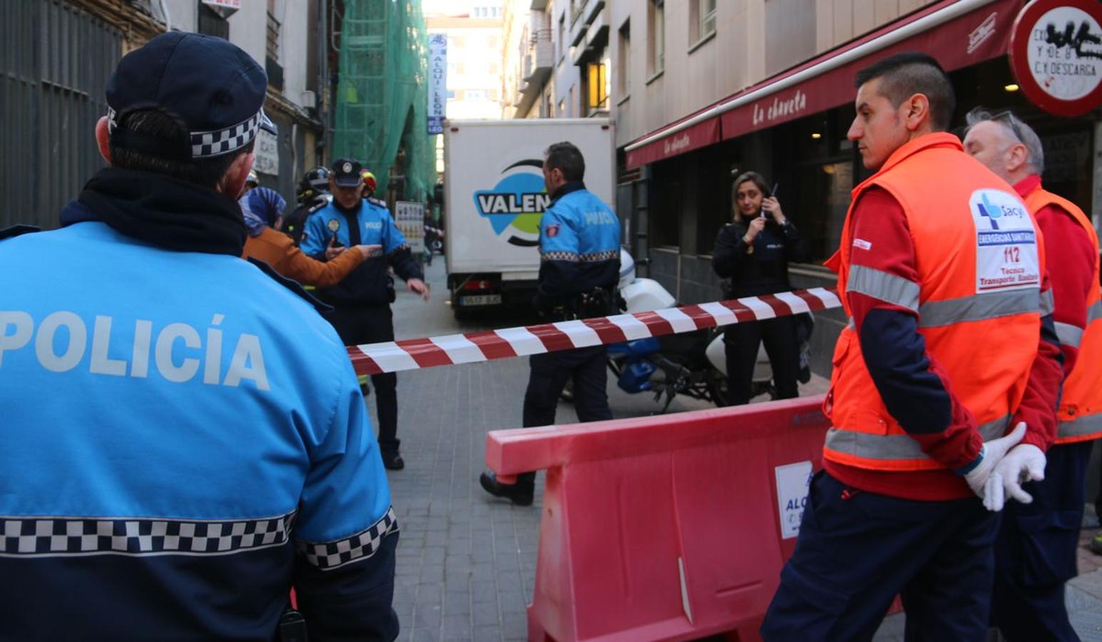 El vehículo, que en ese momento circulaba 'marcha atrás' en la Calle Joaquín Costa, arrolló a la mujer con las ruedas delanteras | La mujer falleció en el acto | El juez de guardia se ha desplazado al lugar