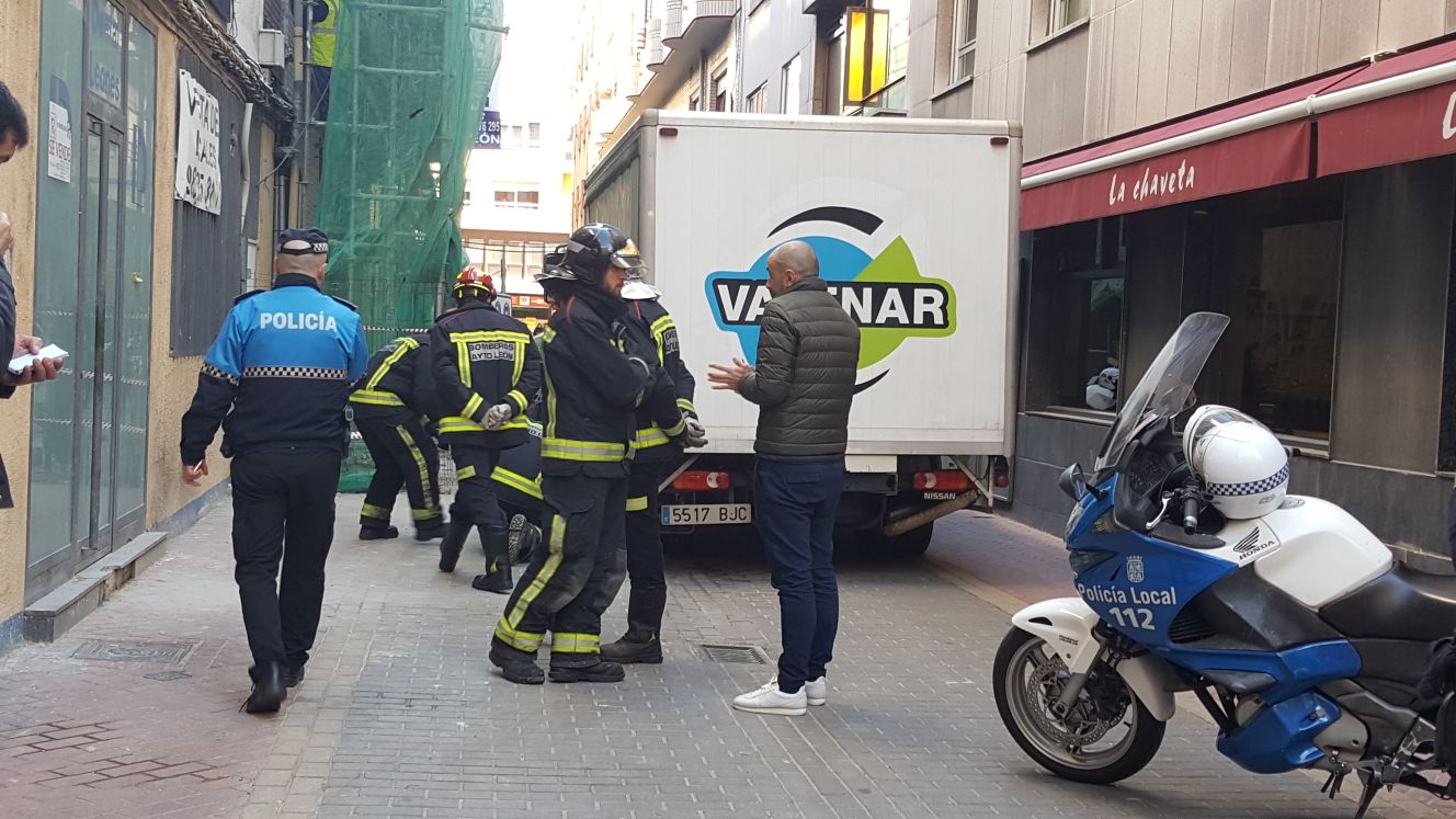 El vehículo, que en ese momento circulaba 'marcha atrás' en la Calle Joaquín Costa, arrolló a la mujer con las ruedas delanteras | La mujer falleció en el acto | El juez de guardia se ha desplazado al lugar