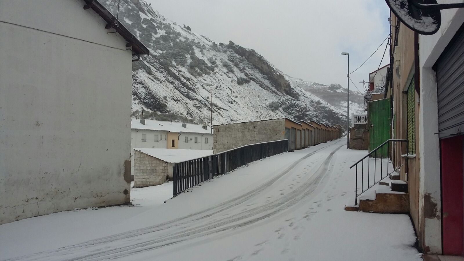La nieve llega a la zona norte de la provincia de León. El temporal se mantendrá a lo largo de las próximas horas