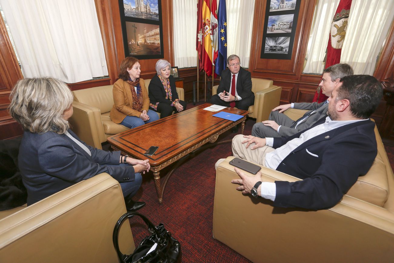 El alcalde de León, Antonio Silván, mantiene una reunión de trabajo con la directora general del Imserso, Carmen Balfagón, el presidente de Autismo España, Miguel Ángel de Casas, y el presidente de Autismo León, José Ángel Crego, sobre el Centro de Referencia Estatal de Autismo