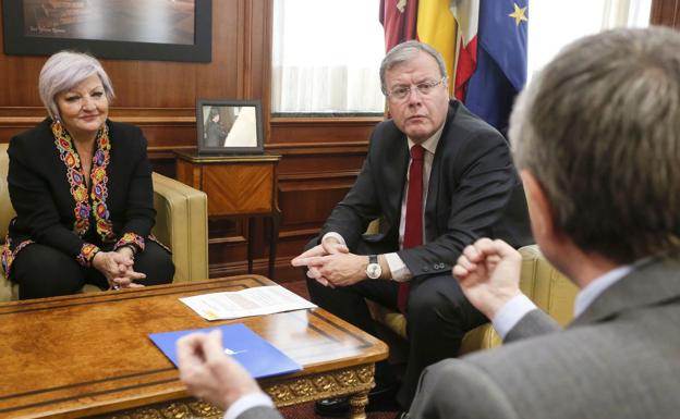 Galería. Un instante del encuentro mantenido este jueves en el Ayuntamiento de León.