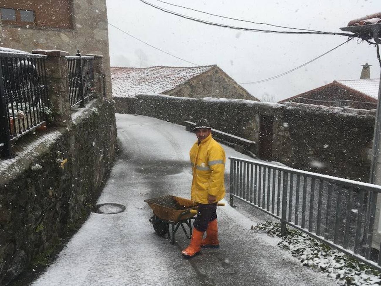 La nieve llega a la zona norte de la provincia de León. El temporal se mantendrá a lo largo de las próximas horas