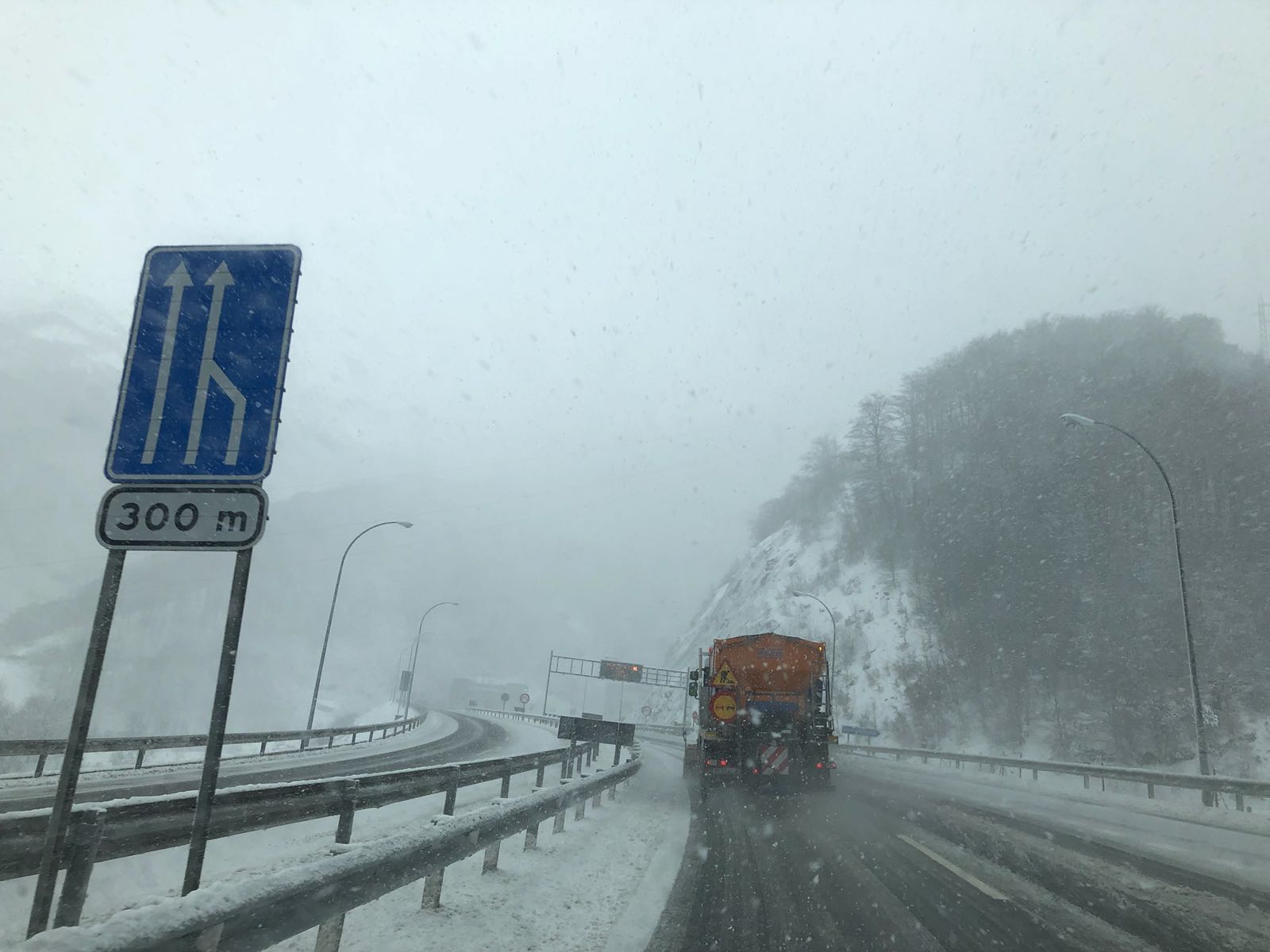 La nieve llega a la zona norte de la provincia de León. El temporal se mantendrá a lo largo de las próximas horas