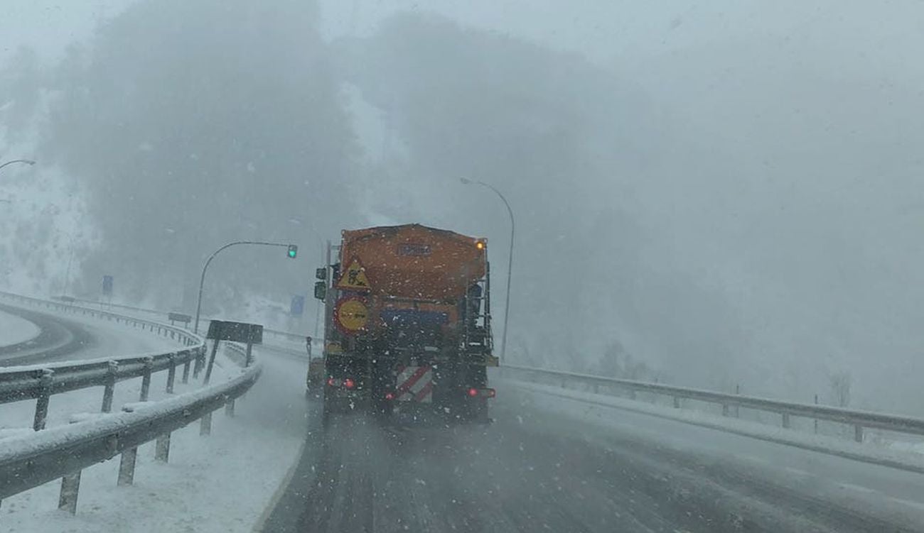 La nieve llega a la zona norte de la provincia de León. El temporal se mantendrá a lo largo de las próximas horas