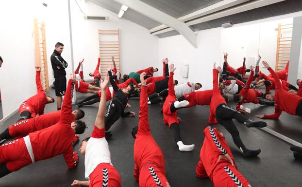 El cuerpo técnico de la Cultural, en una sesión bajo la nieve. 