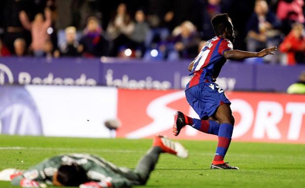 Emmanuel Boateng celebra su gol con Keylor Navas en el suelo.