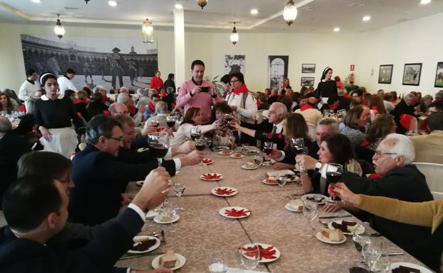 Brindis con motivo del 20 aniversario de la Casa de León en Sevilla.