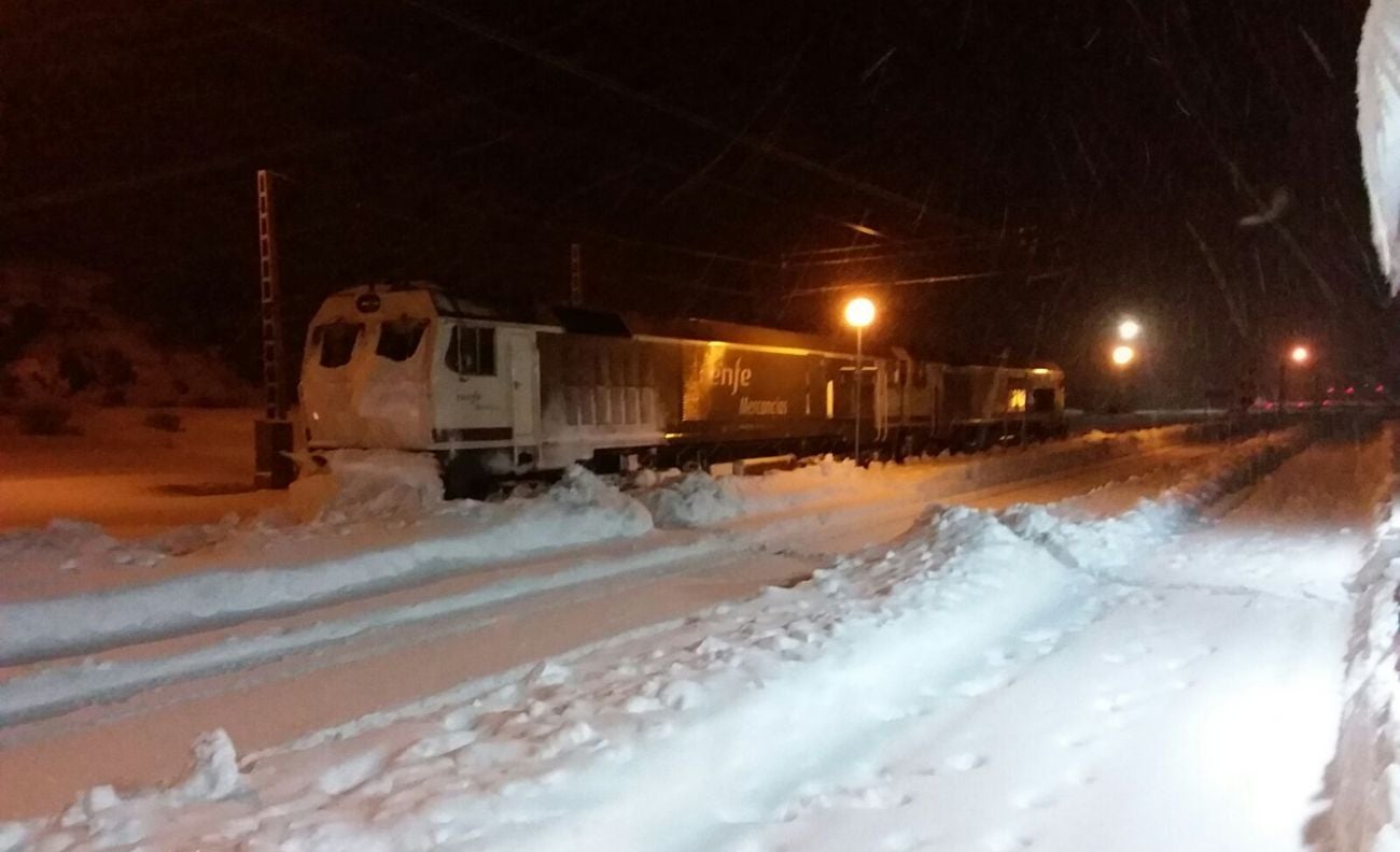 La nieve complica el tráfico ferroviario entre León y Asturias. En las imágenes, situación en la que se encuentran la estación de Busdongo.