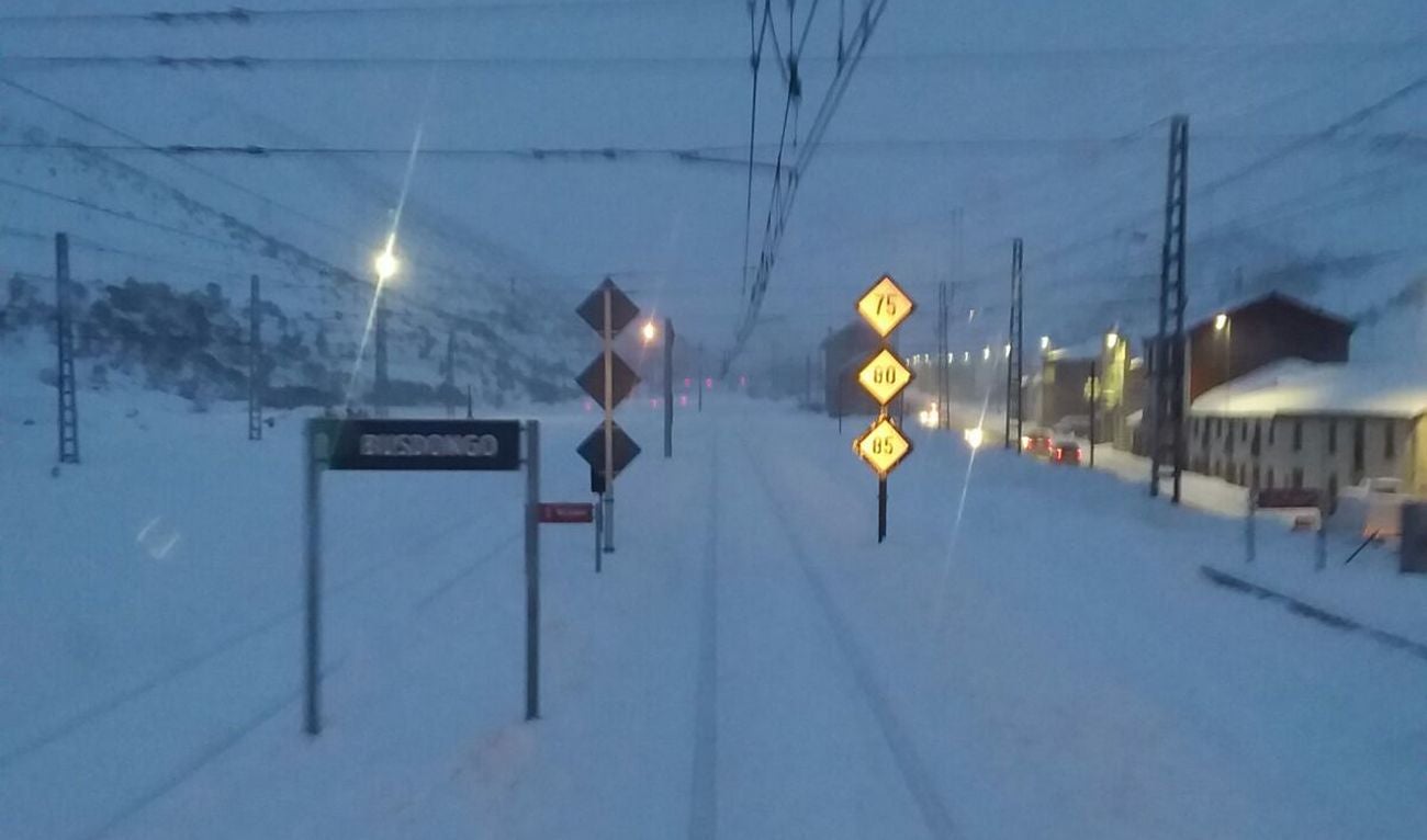 La nieve complica el tráfico ferroviario entre León y Asturias. En las imágenes, situación en la que se encuentran la estación de Busdongo.