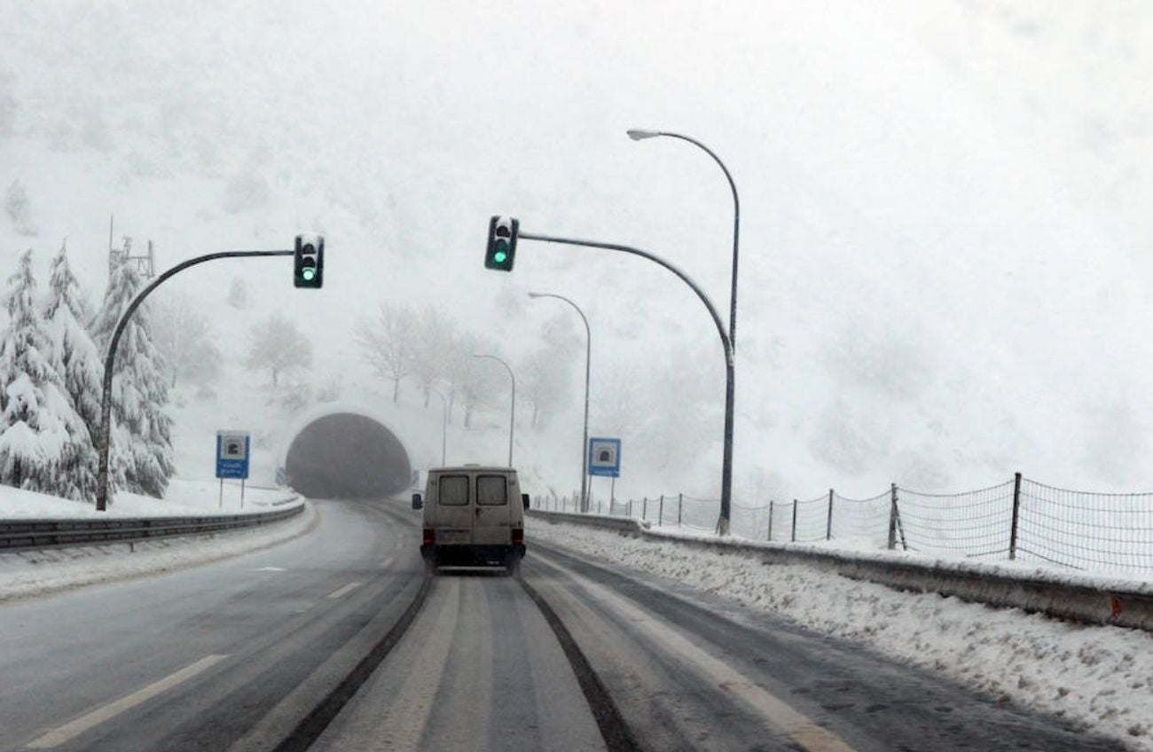 La nieve complica el tráfico ferroviario entre León y Asturias. En las imágenes, situación en la que se encuentran la estación de Busdongo.