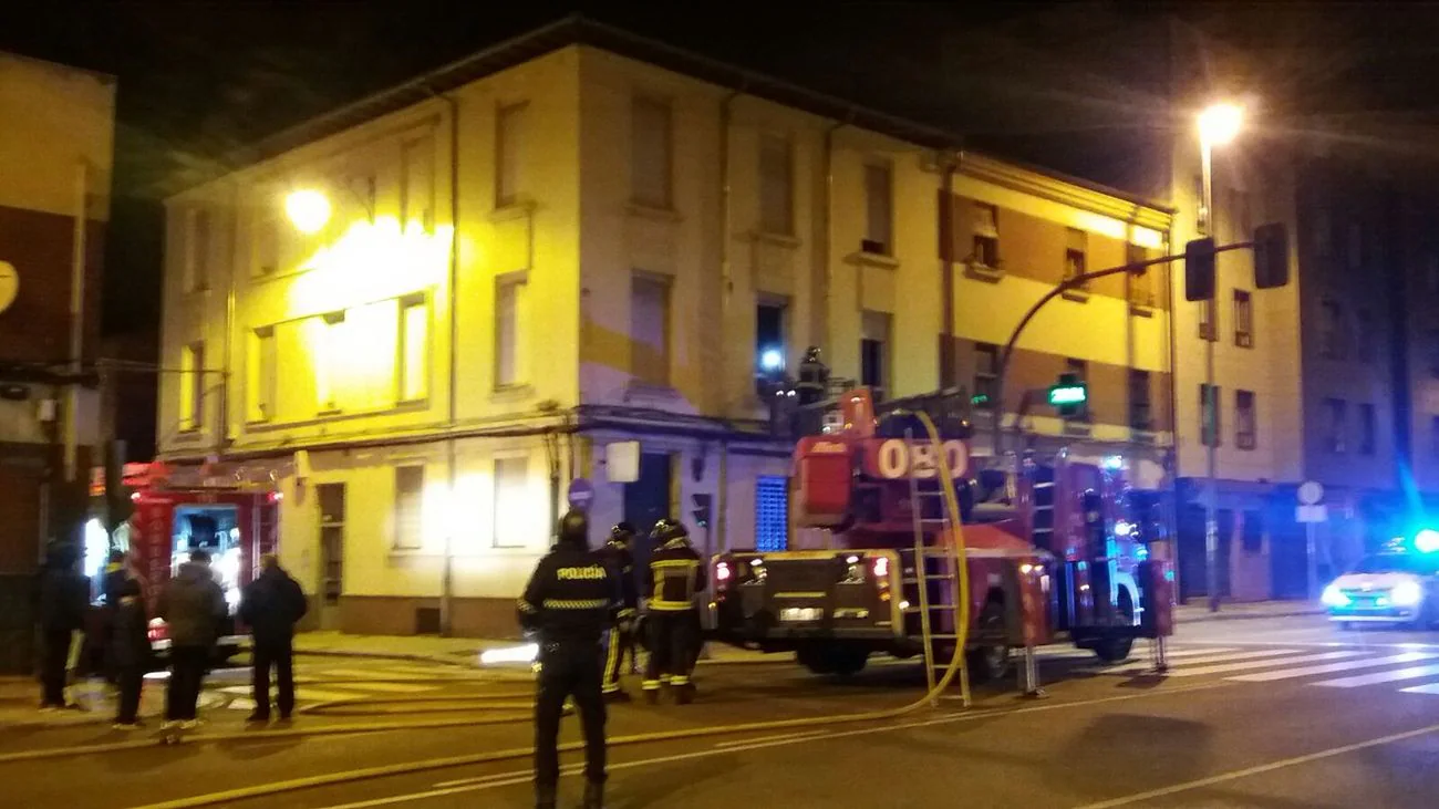 Bomberos León interviene en un incendio en la calle Doctor Fleming.