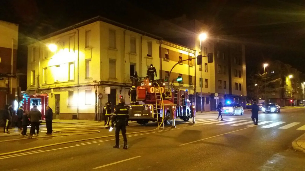 Bomberos León interviene en un incendio en la calle Doctor Fleming.