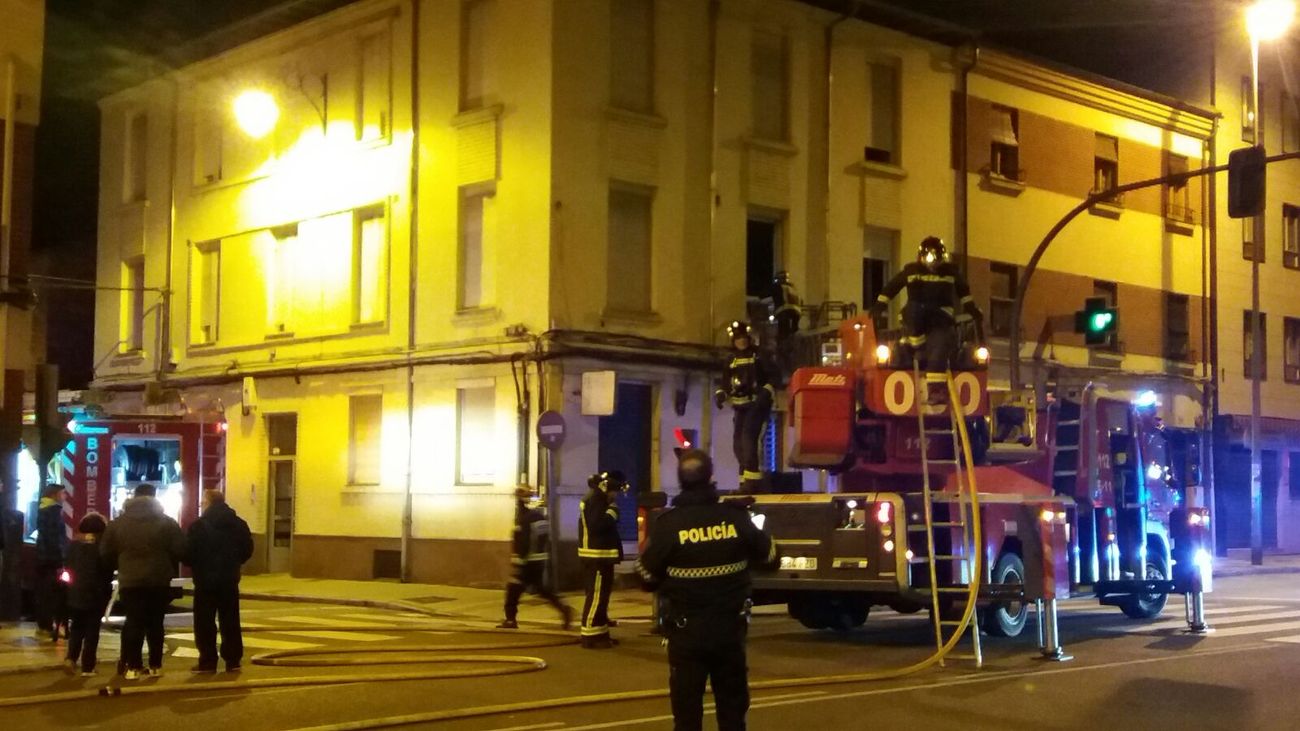 Bomberos León interviene en un incendio en la calle Doctor Fleming.