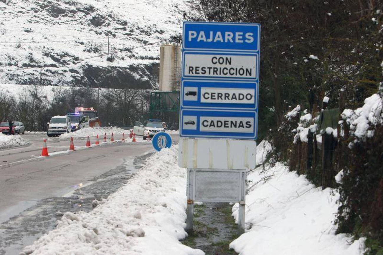 La nieve complica el tráfico ferroviario entre León y Asturias. En las imágenes, situación en la que se encuentran la estación de Busdongo.