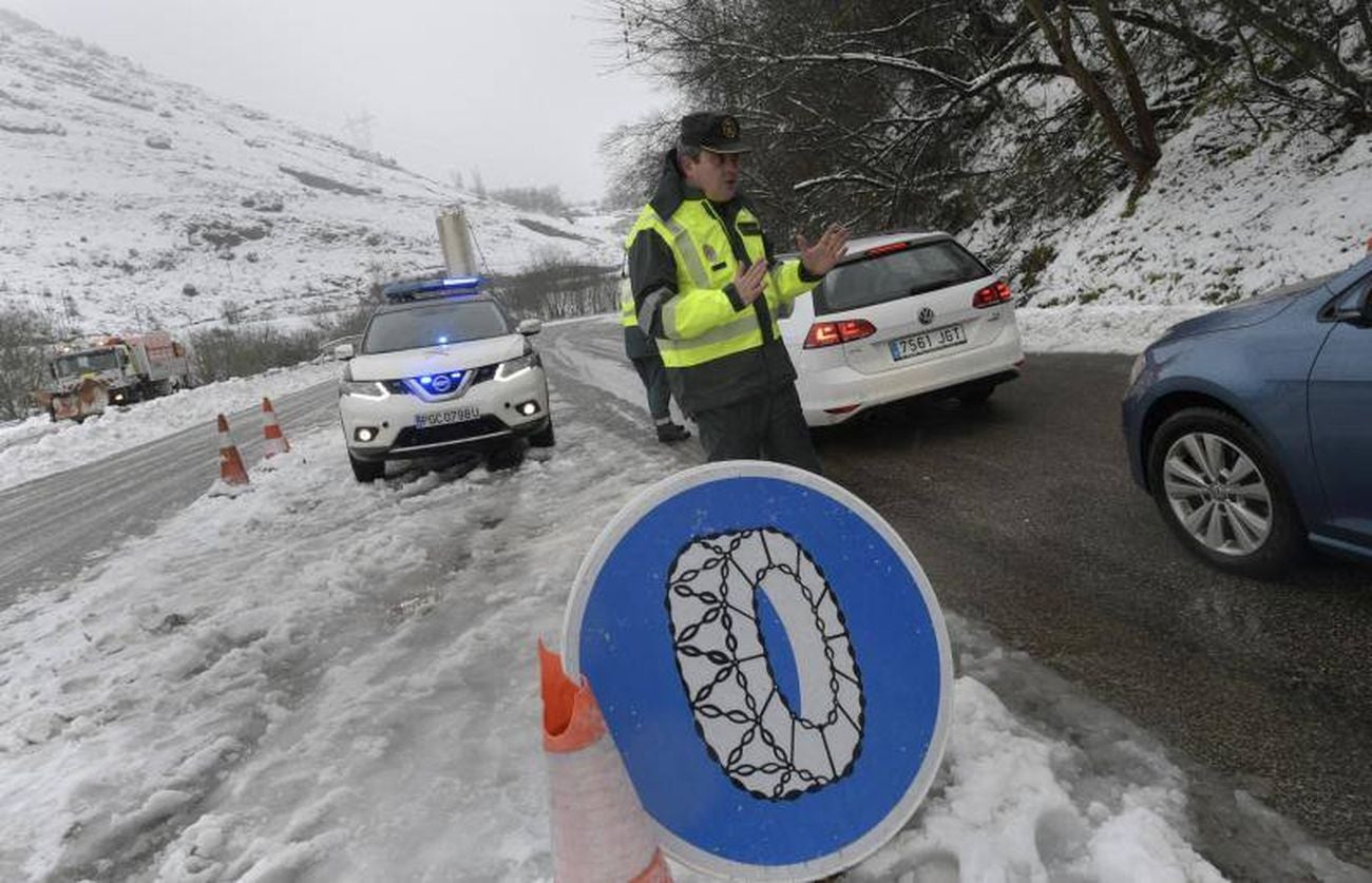 La nieve complica el tráfico ferroviario entre León y Asturias. En las imágenes, situación en la que se encuentran la estación de Busdongo.