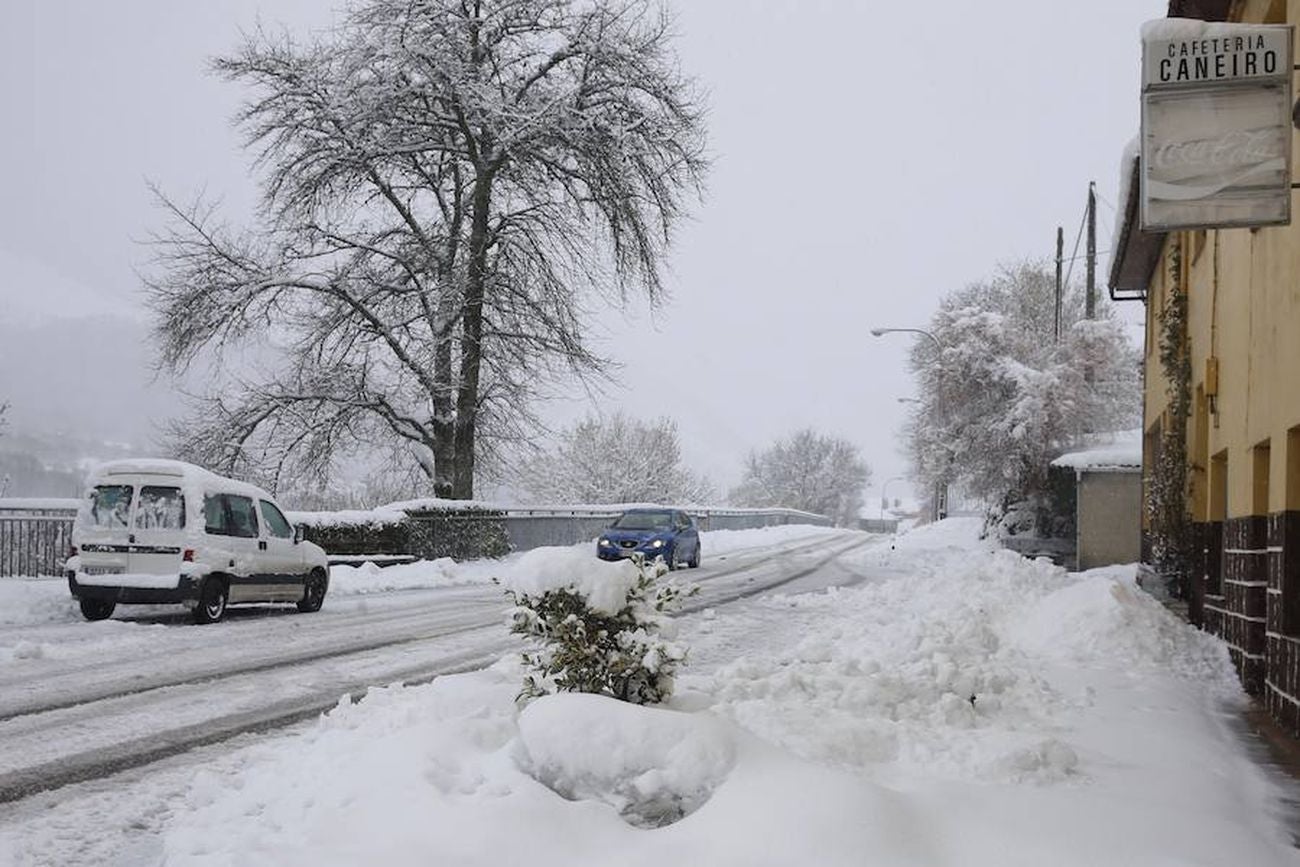 La nieve complica el tráfico ferroviario entre León y Asturias. En las imágenes, situación en la que se encuentran la estación de Busdongo.