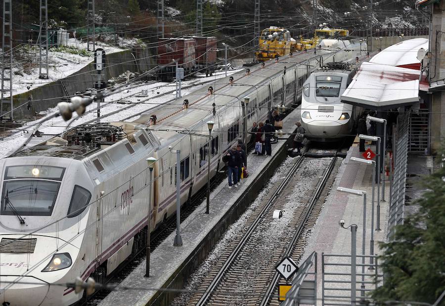 La nieve complica el tráfico ferroviario entre León y Asturias. En las imágenes, situación en la que se encuentran la estación de Busdongo.