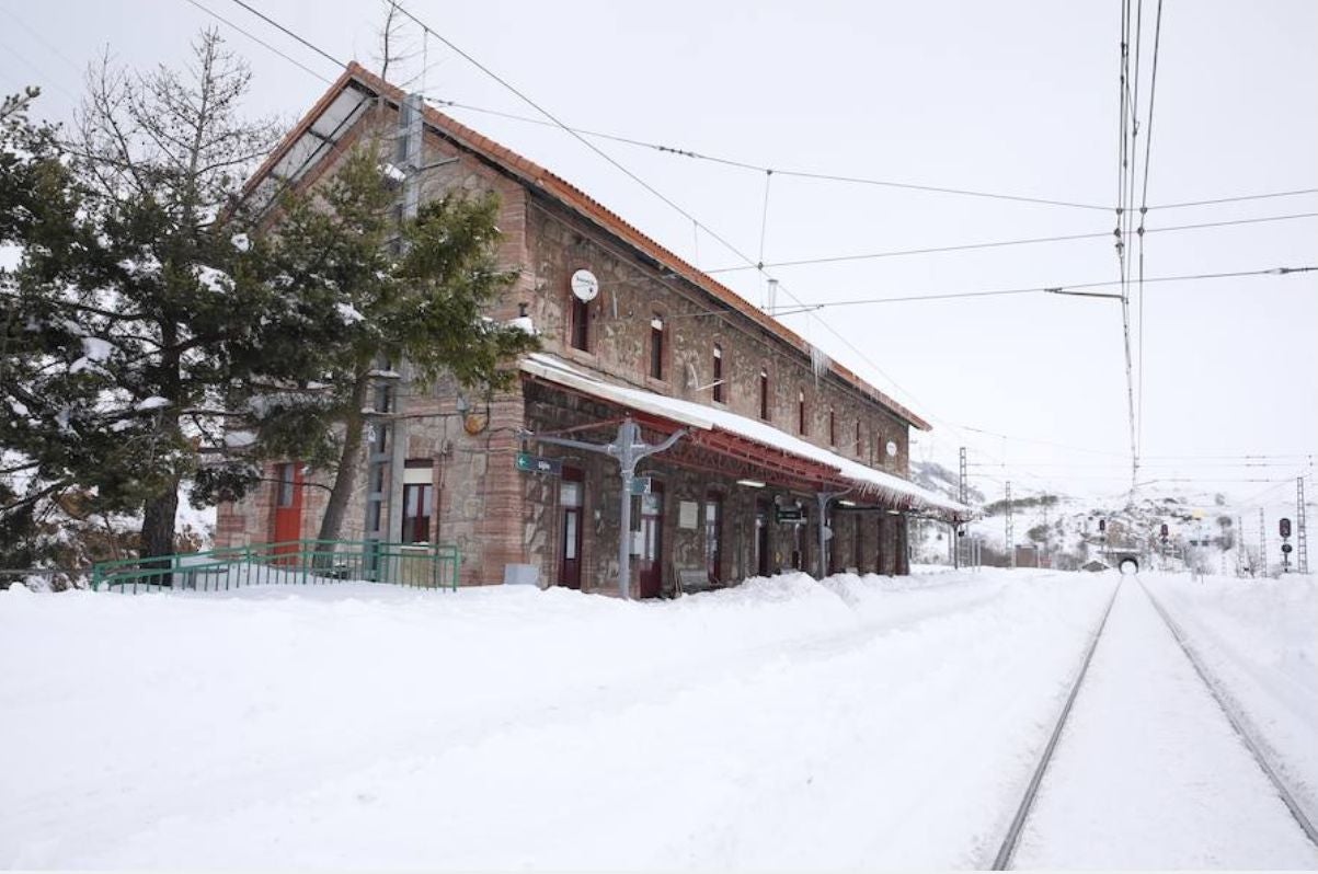 La nieve complica el tráfico ferroviario entre León y Asturias. En las imágenes, situación en la que se encuentran la estación de Busdongo. En el puerto de Pajares la circulación se complica.