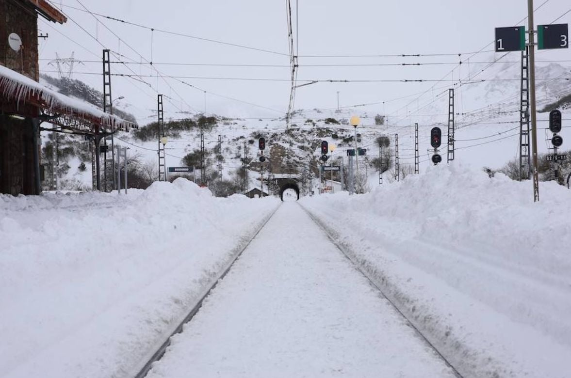 La nieve complica el tráfico ferroviario entre León y Asturias. En las imágenes, situación en la que se encuentran la estación de Busdongo. En el puerto de Pajares la circulación se complica.