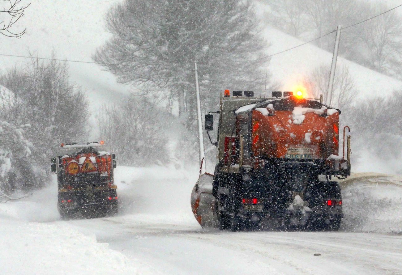 La nieve complica el tráfico ferroviario entre León y Asturias. En las imágenes, situación en la que se encuentran la estación de Busdongo. En el puerto de Pajares la circulación se complica.