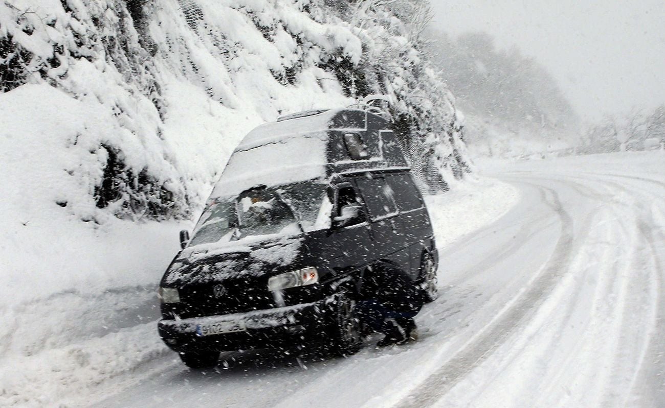 La nieve complica el tráfico ferroviario entre León y Asturias. En las imágenes, situación en la que se encuentran la estación de Busdongo. En el puerto de Pajares la circulación se complica.