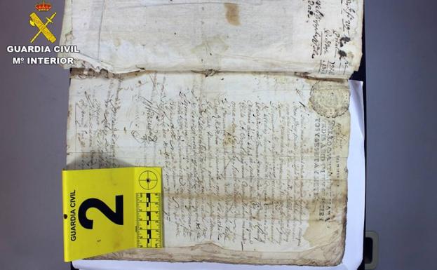Recuperan dos protocolos notariales del siglo XVI sustraidos de un archivo municipal de Cuenca