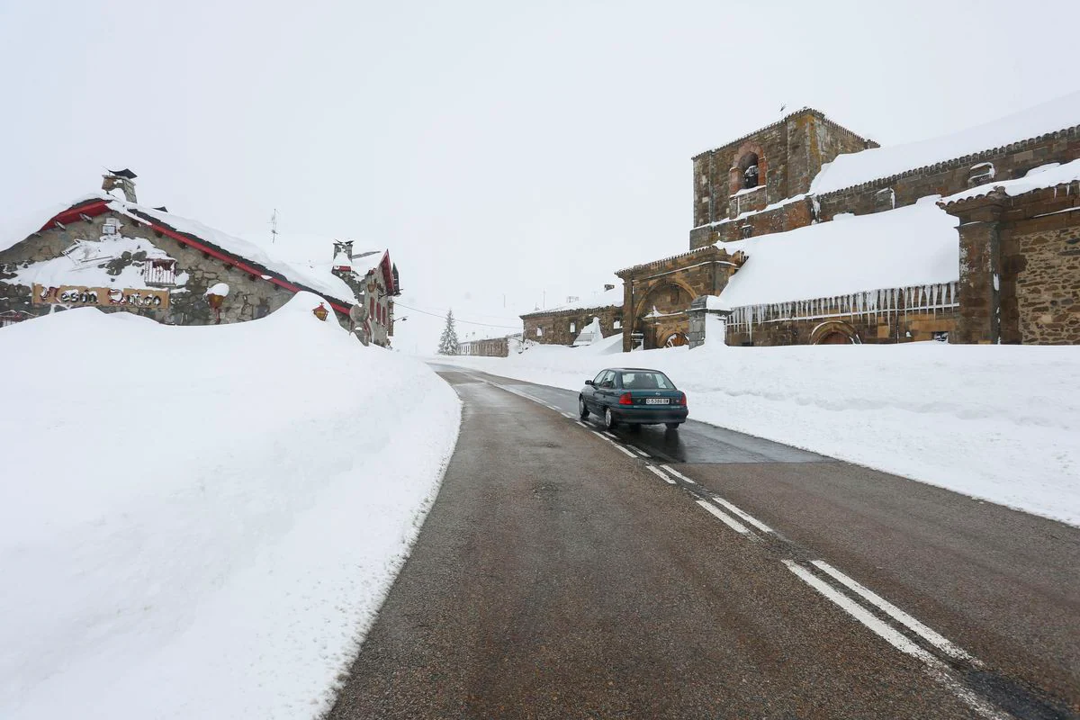 La vía férrea que une León y Asturias, afectada por la nieve. En la imagen, un tren parado en la estación de Busdongo (León) || La nieve frena al tren en el Puerto de Pajares. Las intensas nevdas están frenando en seco el tráfico ferroviario