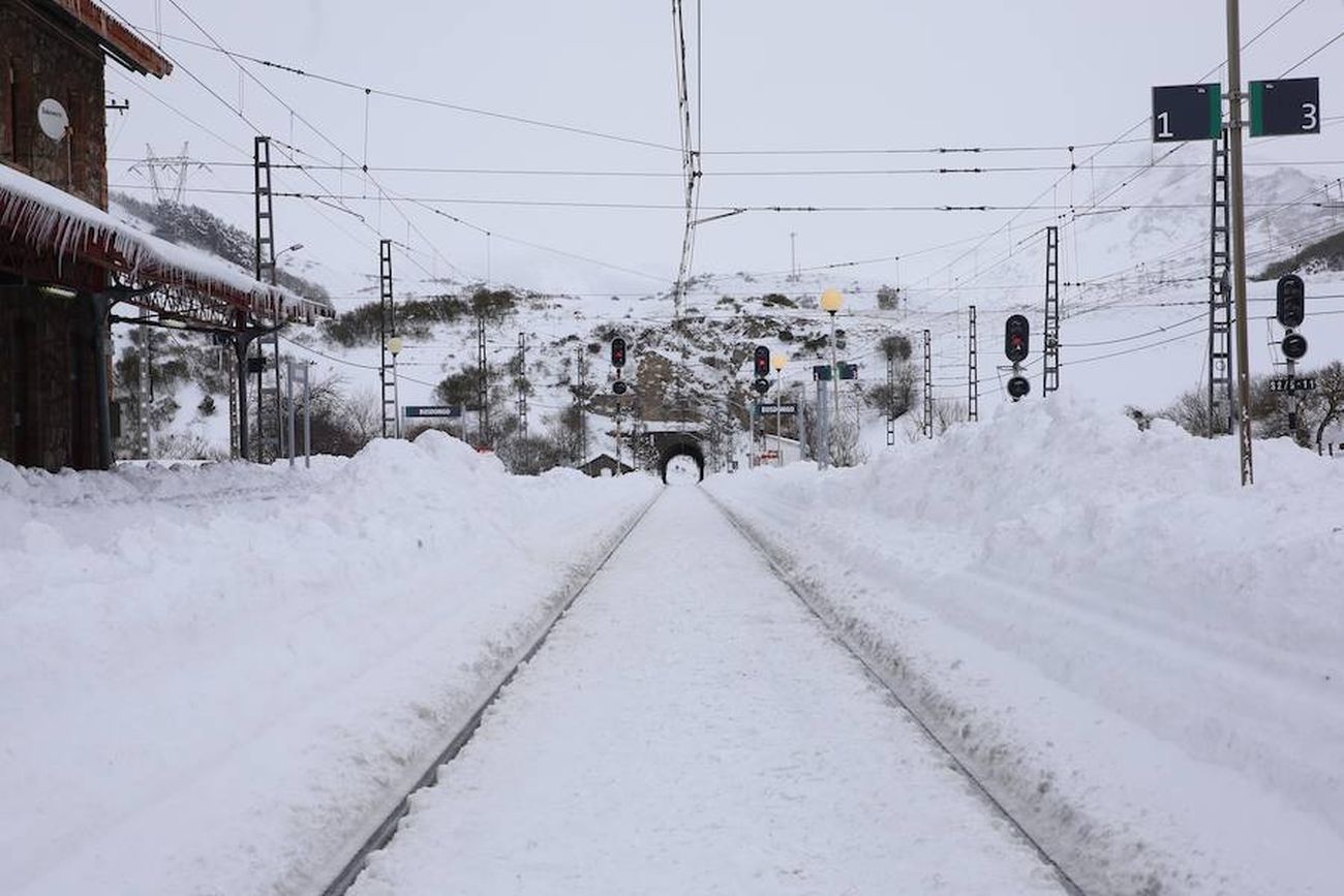 La vía férrea que une León y Asturias, afectada por la nieve. En la imagen, un tren parado en la estación de Busdongo (León) || La nieve frena al tren en el Puerto de Pajares. Las intensas nevdas están frenando en seco el tráfico ferroviario