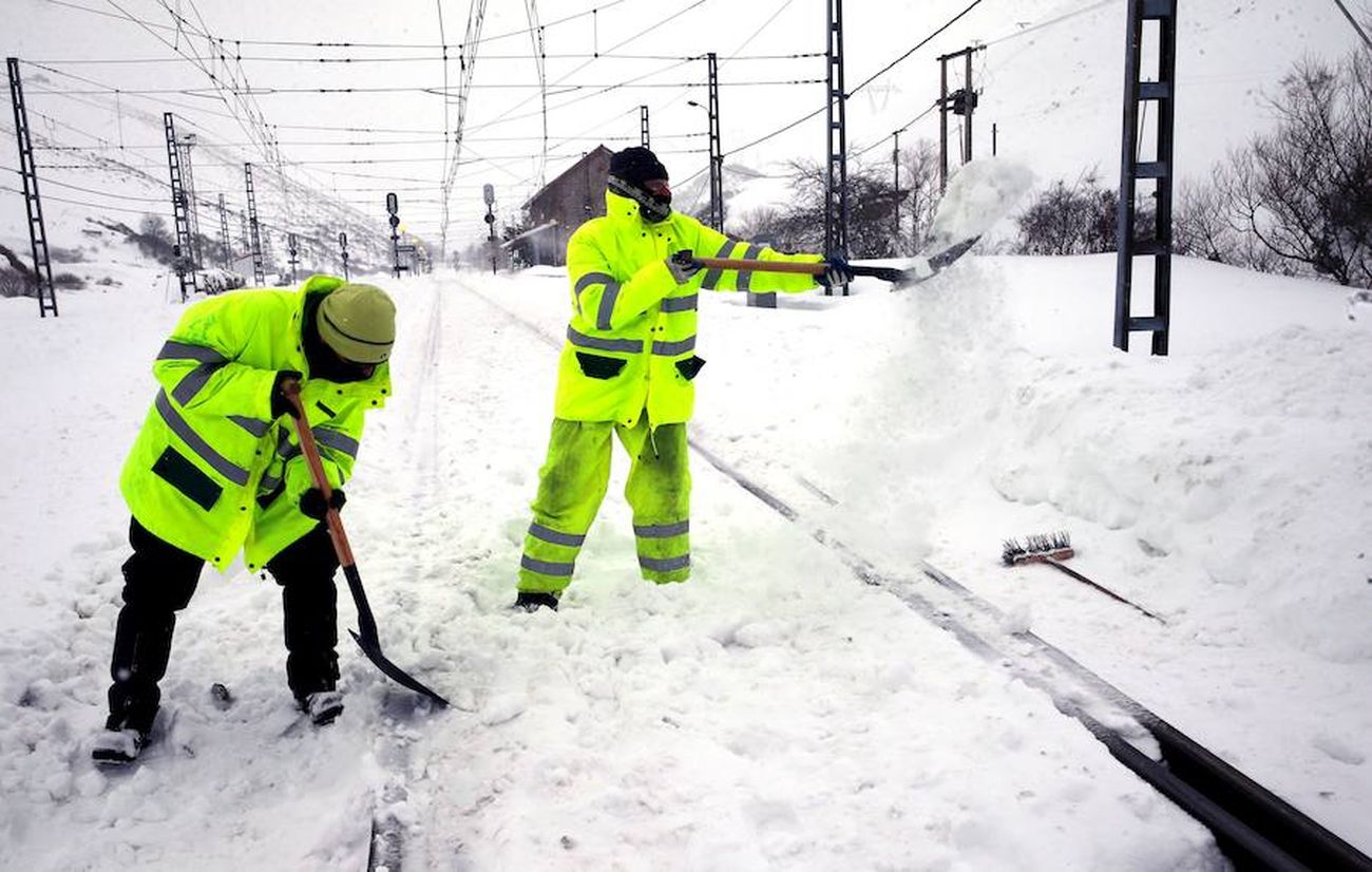 La vía férrea que une León y Asturias, afectada por la nieve. En la imagen, un tren parado en la estación de Busdongo (León) || La nieve frena al tren en el Puerto de Pajares. Las intensas nevdas están frenando en seco el tráfico ferroviario