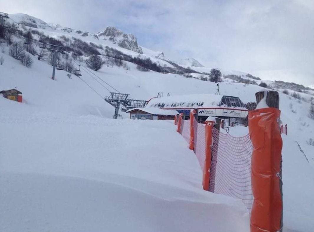 Dos metros de nieve en la estación de Pajares | La zona presenta un espesor de nieve que hacía años que no se veía 