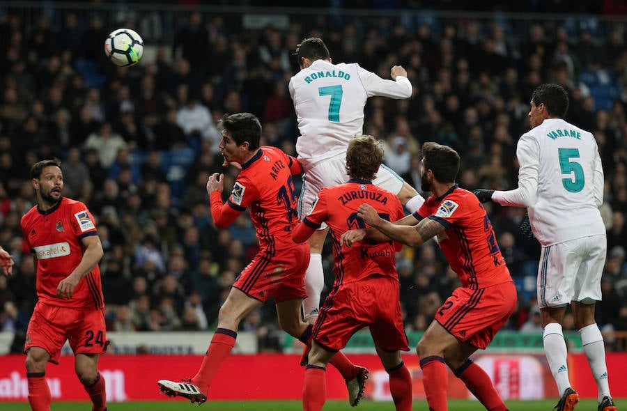 El equipo de Zidane encontró en una lánguida Real Sociedad al rival perfecto para ganar moral, pero aún así encajó dos goles (5-2) en el Santiago Bernabéu.