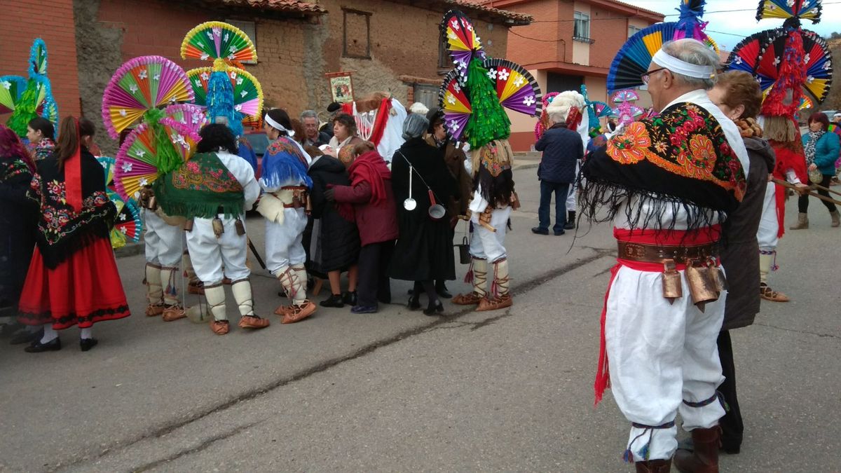 La localidad leonesa revive uno de los antruejos más característicos y llamativos de León en una jornada al ritmo de la pandereta, el tamboril y la dulzaina