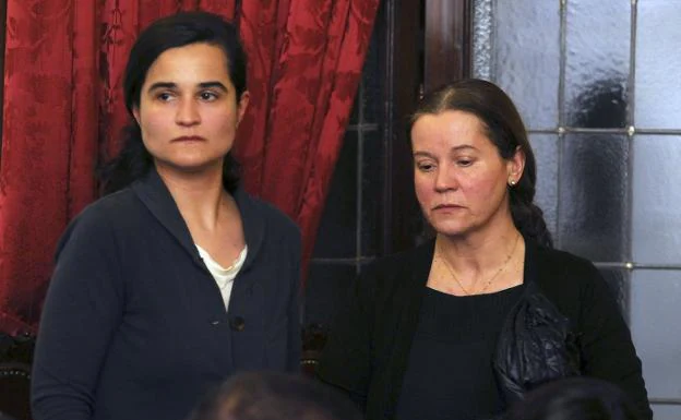 Triana Martínez y su madre, Montserrat González, durante el juicio en febrero de 2016 en León. 