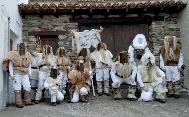 Los zafarrones de Riello antes de salir por las calles de la ciudad.