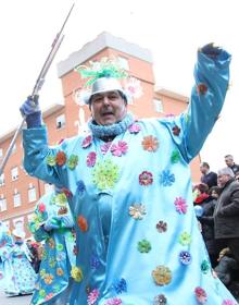 Imagen secundaria 2 - Más de 540 personas disfrutan en el desfile de Carnaval de Valencia de Don Juan