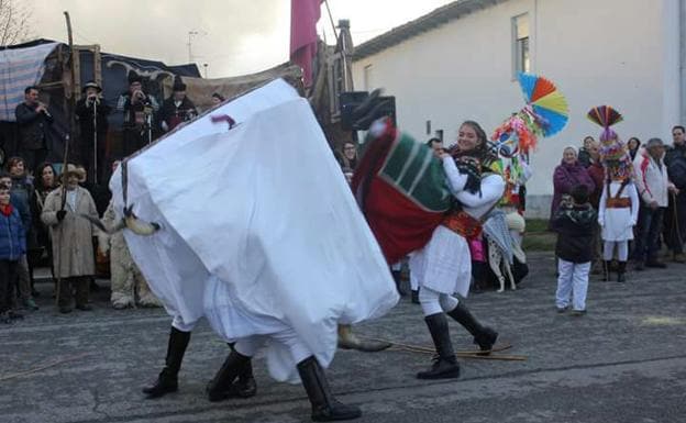 Un guirrio coje a una moza del pueblo para que baile al toro