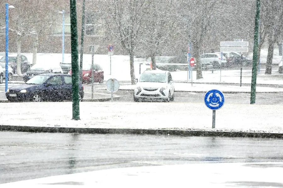 La baja cota de nieve propicia que de nuevo el blanco elemento llegue a la capital | La provincia se encuentra en alerta amarilla