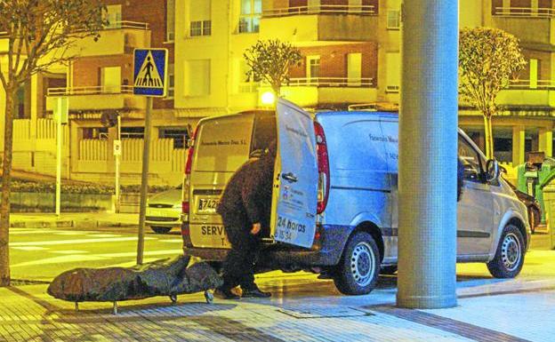 Imagen tomada anoche, cuando los trabajadores de la funeraria retiraban el cuerpo. 