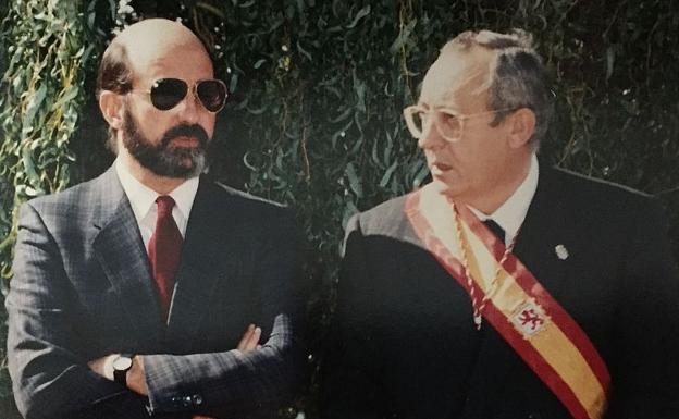 Luis Diego Polo, a la derecha, durante un acto oficial en 1988.