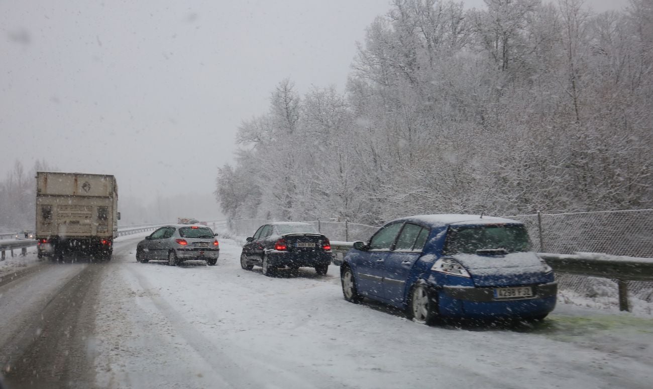 Varios coches se quedaron bloqueados este martes en la carretera LE-631 entre las localidades de Cubillos del Sil y Fresnedo por la intensa nevada