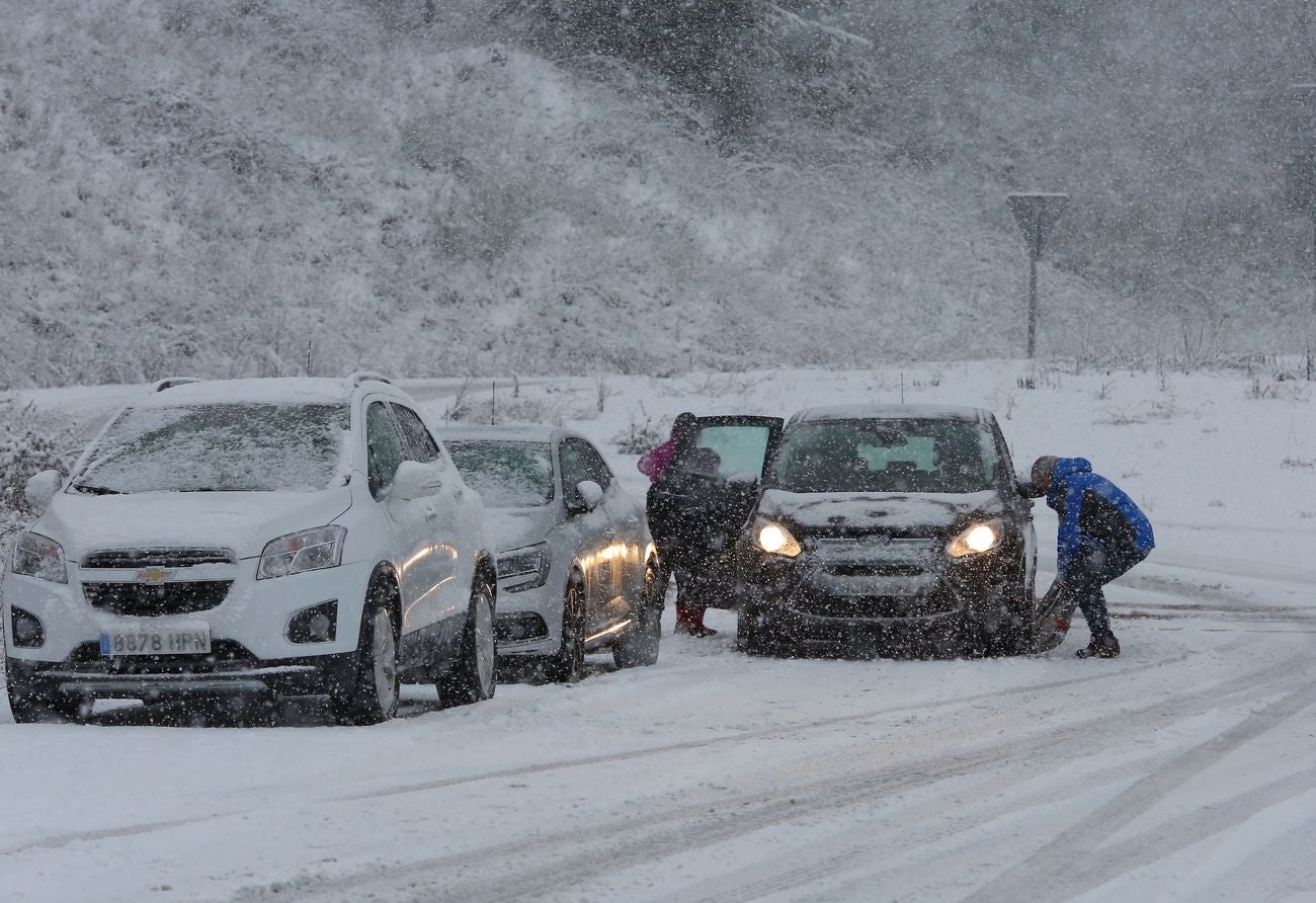 Varios coches se quedaron bloqueados este martes en la carretera LE-631 entre las localidades de Cubillos del Sil y Fresnedo por la intensa nevada