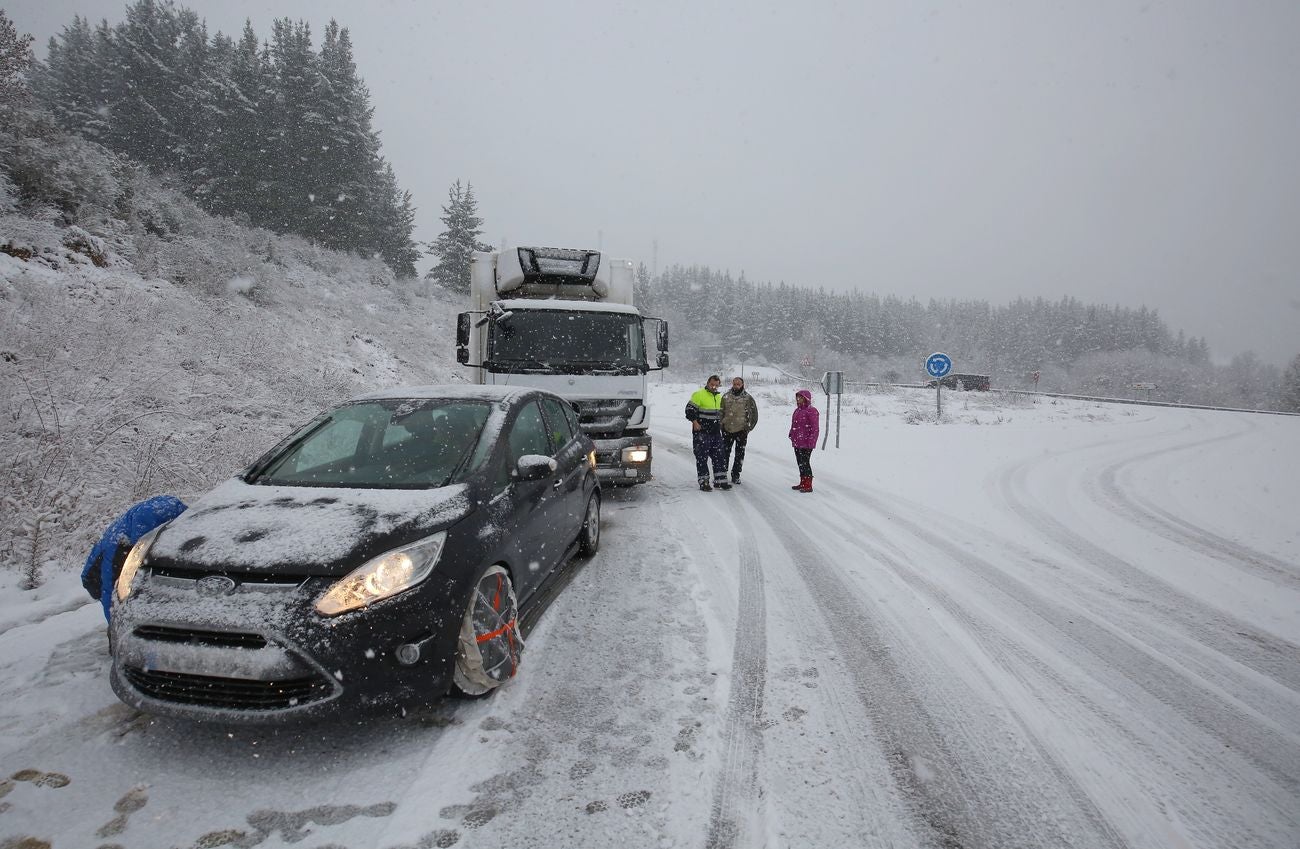 Varios coches se quedaron bloqueados este martes en la carretera LE-631 entre las localidades de Cubillos del Sil y Fresnedo por la intensa nevada