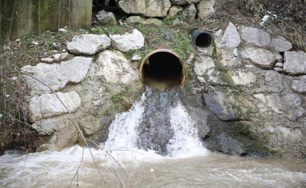 Tubería de la depuradora de Los Pontones que vierte el agua de la Variante.