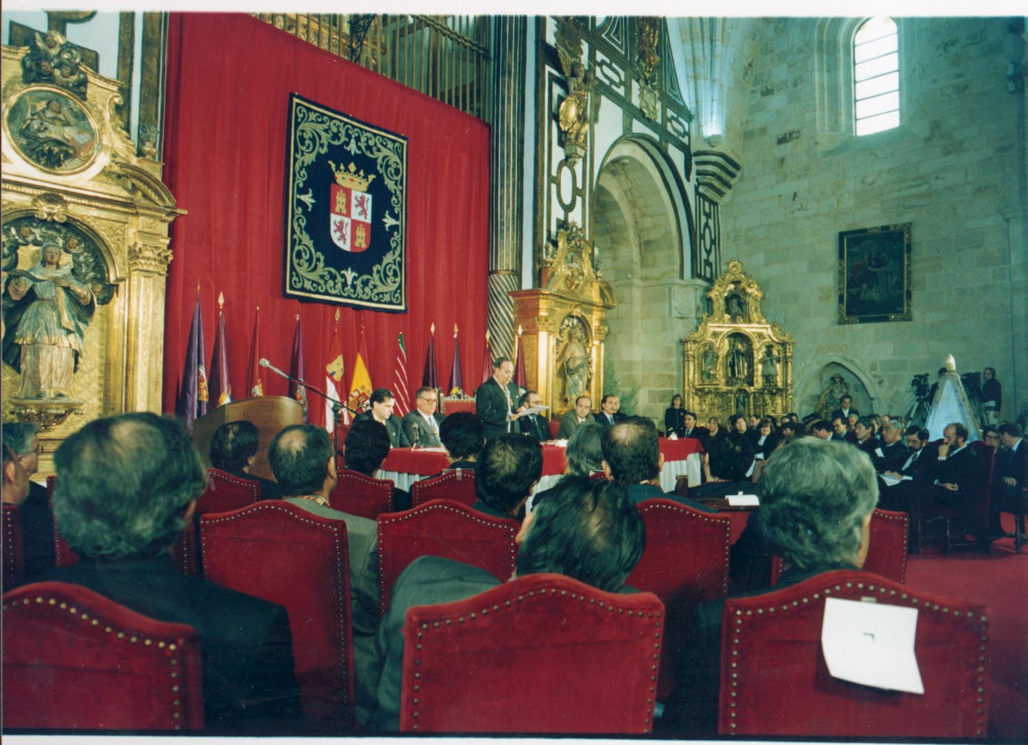 1994. Manuel Estella lee su discurso del XI aniversario en la iglesia de San Ildefonso de Zamora.