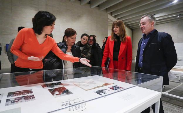 La directora general de Políticas Culturales, Mar Sancho, presenta el próximo ciclo expositivo del Museo de Arte Contemporáneo de Castilla y León. Junto a ella, el director del museo, Manuel Olveira y la co-comisaria de ‘Tlalaatala’, Henar Rivière.