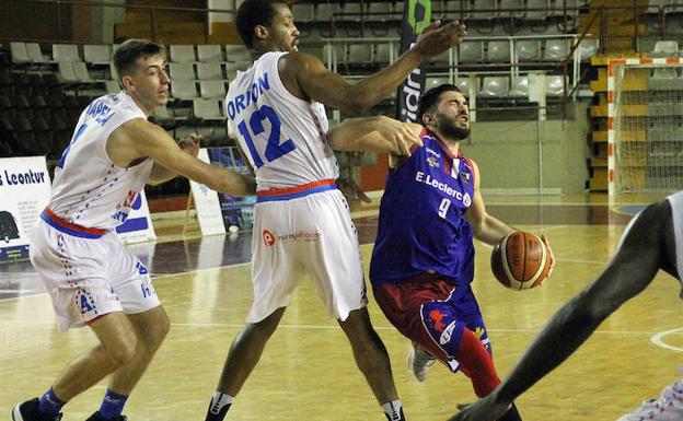 Medina intenta penetrar en zona en el partido ante HLA Alicante.